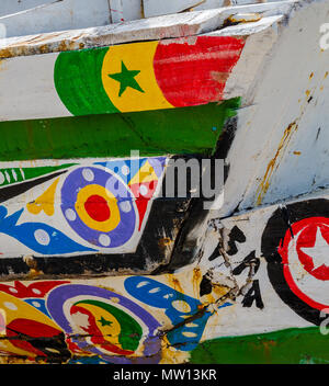 St Louis, Senegal - 12 Ottobre 2014: i colori di legno verniciato di barche da pesca o piroghe a costa di San Luigi. Foto Stock