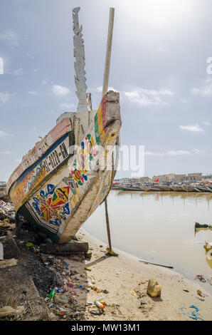 St Louis, Senegal - 12 Ottobre 2014: i colori di legno verniciato di barche da pesca o piroghe a costa di San Luigi. Foto Stock