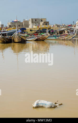 St Louis, Senegal - 12 Ottobre 2014: i colori di legno verniciato di barche da pesca o piroghe e galleggianti di capra morti durante il Tabaski. Foto Stock