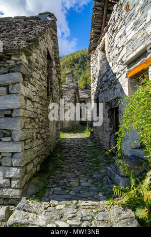 Percorso tra due edifici in pietra antico villaggio svizzera Foto Stock