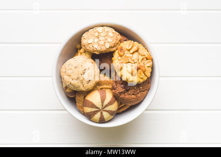 Diversi tipi di biscotti dolci nella ciotola sul tavolo da cucina. Foto Stock