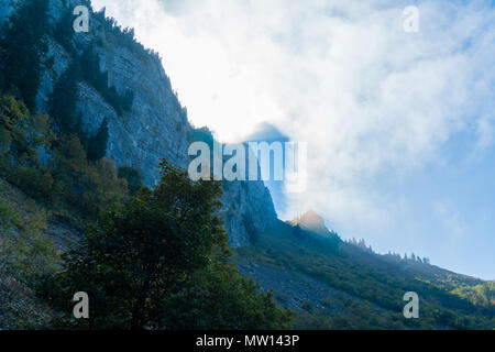 Drammatica sole che splende attraverso le nuvole mountain Foto Stock