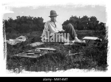 . Inglese: la foto di famiglia del Robert Sivell ad un picnic in famiglia. circa 1930. Fotografo sconosciuto, busto è da Benno Schotz 524 Robert Sivell Foto Stock