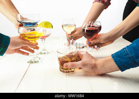 Il maschio e la femmina di mani con cocktail esotici Foto Stock