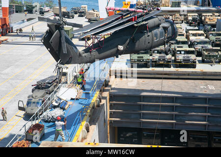 180524-N-IX266-008 Olongapo, Filippine-STATI UNITI Guida di soldati a UH-60 Black Hawk in Sealift militare del comando scopo generale, heavy-lift nave oceano MV Jazz presso il molo in Subic Bay, Olongapo, Filippine, 26 Maggio durante un backload di materiale che è stato utilizzato a sostegno di esercizio Balikatan (BK) 2018. Questo anno di BK è la trentaquattresima iterazione dell'esercizio tra le forze armate delle Filippine e gli Stati Uniti Pacifico Comando. (Marina foto di Grady T. Fontana/rilasciato) Foto Stock