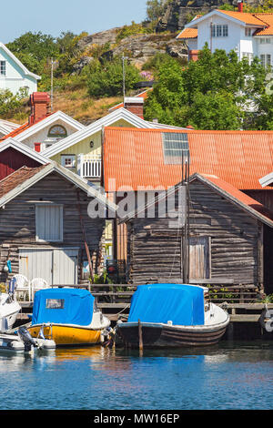 Vecchia barca case con le barche nel porto Foto Stock