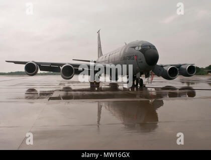 Una KC-135 Stratotanker dal 121 a Air Refuelling Wing, Ohio siede sul flightline a Rickenbacker Air National Guard Base, Ohio, 16 maggio, 2018. Nonostante la pioggia, aviatori da 121 a ARW ha continuato a lavorare sulla flightine. (U.S. Air National Guard foto di Airman 1. Classe Tiffany A. Emery) Foto Stock