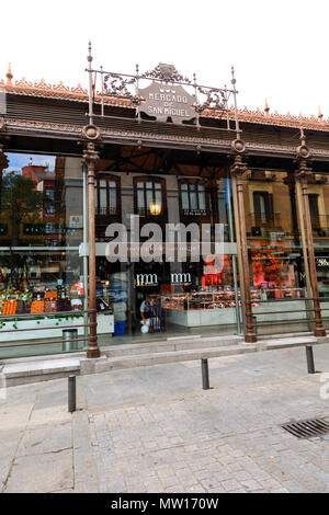 Il Mercado de San Miguel, coperto tapas gourmet mercato, Madrid, Spagna. Maggio 2018 Foto Stock