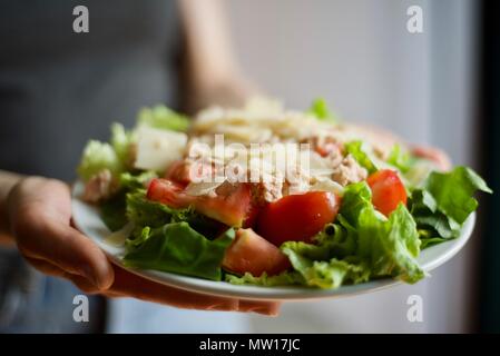 Mani e piatto, donna di mangiare cibo sano e fresco organico bellissima gustosa insalata, detox, dieta, nutrizione, fitnexx cibo Foto Stock