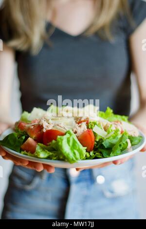 Mani e piatto, donna di mangiare cibo sano e fresco organico bellissima gustosa insalata, detox, dieta, nutrizione, fitnexx cibo Foto Stock