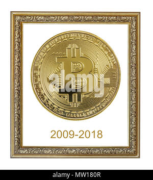 Vintage ornato cornice con simbolica medaglia d oro di bitcoin crypto moneta, nuovo denaro digitale nel mondo cibernetico, isolato su sfondo bianco Foto Stock