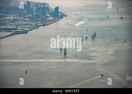 Foto aerea di Tall Ships lasciando Liverpool sul fiume Mersey Foto Stock