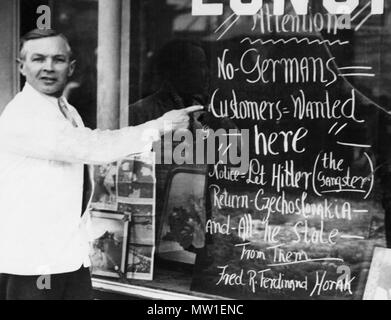 . Inglese: Ristorante operatore Fred Horak di Somerville, Massachusetts, mettere questo segno sulla finestra della sua sala da pranzo, mostrato Marzo 18, 1939. Horak era nativo di Praga, della Cecoslovacchia. (Foto di AP) 中文（繁體）‎: 美聯社：麻薩諸塞州薩默維爾市一家餐廳老闆弗雷德·霍拉克指著窗外的門口招牌。拍攝於1939年3月18日，霍拉克是生於捷克斯洛伐克的布拉格。 招牌標語：""本店不歡迎德國人"，希特勒（那個匪徒）把捷克斯洛伐克和他巧取豪奪的國家全部還來！" 中文（简体）‎: 美联社：马萨诸塞州索莫尔维勒市的餐馆经营者弗雷迪·霍拉克在餐厅的橱窗里放出一块标语牌。摄於1939年3月18日。霍拉克来自于捷克斯洛伐克的布拉格。 标语牌：""这里不接待德国人"。希特勒（那歹徒）从捷克斯拉伐克及所有他窃取的国家滚回去。"[1] 日本語: AP通信の写真：マサチューセッツ州サマービル、チェコスロバキア人レストランの店長フレッド．ホラーク。 . Il 18 marzo 1939. Associated Press. 517 Ristorante operatore Fred Horak di Somerville, 19 Foto Stock