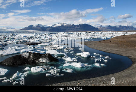 Piccoli iceberg nel lago glaciale, laguna glaciale Jökulsárlón presso il ghiacciaio Vatnajökull, Sud Islanda Islanda Foto Stock