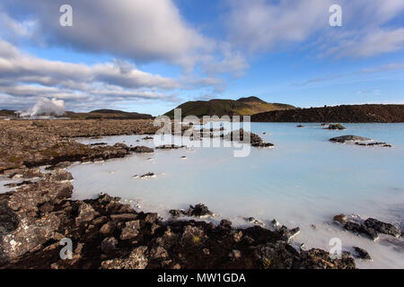 Laguna blu nei pressi di Grindavik, geotermica bagno, nella parte posteriore sinistra Svartsengi stazione elettrica geotermica, penisola di Reykjanes Foto Stock