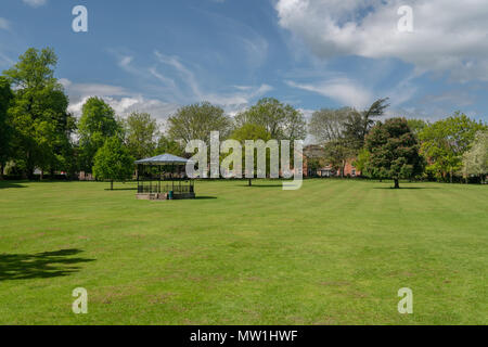 Supporto di banda nel memorial gardens o il parco cittadino a Oswestry Shropshire Foto Stock