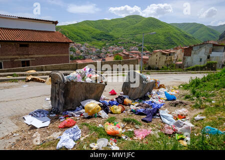 Spazzatura e pieno di contenitori di rifiuti sul ciglio della strada, Pogradec sul lago di Ohrid, regione Korca, Albania Foto Stock