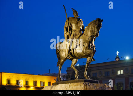 Monumento di Skanderbeg, statua equestre Skënderbej, albanese eroe nazionale Skanderbeg, di notte, Piazza Skanderbeg, Tirana Foto Stock