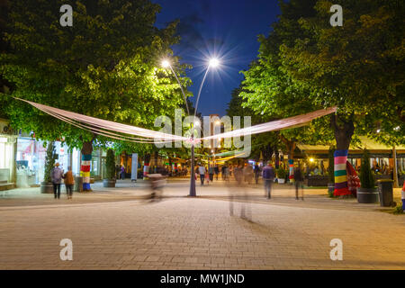Passeggiata pedonale di notte, centro città, Korca, Korça, Albania Foto Stock