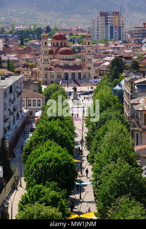 Passeggiata pedonale, risurrezione cattedrale nel retro, vista dalla Torre Rossa, centro città, Korca, Korça, Albania Foto Stock