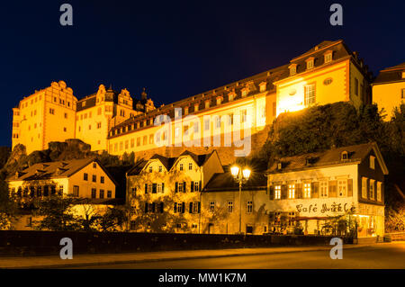 Weilburg Castello, riflesso nel fiume Lahn, di notte, Weilburg an der Lahn, Hesse, Germania Foto Stock