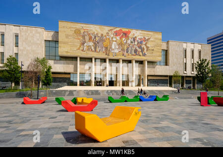 Storico Museo Nazionale con mosaico, Shqiptarët Muzeu Historik Kombëtar, Piazza Skanderbeg, Tirana, Albania Foto Stock