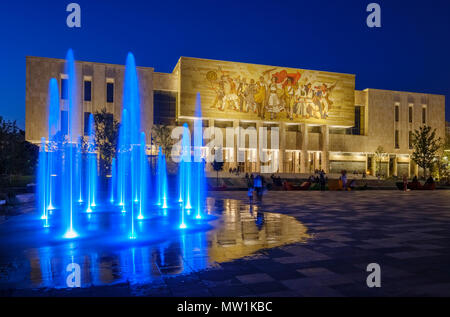 Museo Storico Nazionale con fontana, Muzeu Historik Kombëtar, di notte, Piazza Skanderbeg, Tirana, Albania Foto Stock