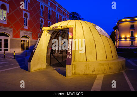 Entrata al Museo schifezza'art 2, crepuscolo, centro città, Tirana, Albania Foto Stock