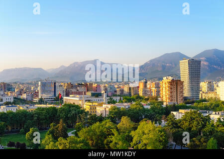 Vista sulla città, il centro della città con il palazzo della cultura e TID Tower, vista dalla Sky Tower, montagne nel retro, Tirana, Albania Foto Stock