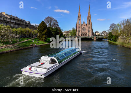 Barca sul fiume Ill con la Chiesa di San Paolo, Strasburgo, Alsazia, Francia Foto Stock