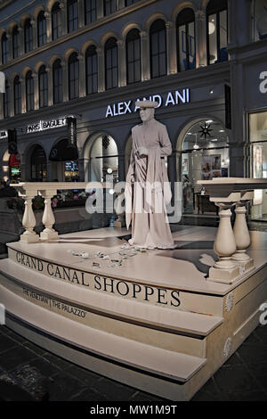 Statua vivente allo Strip, Venetian Hotel and Casino in un centro commerciale, Las Vegas, Nevada USA Foto Stock