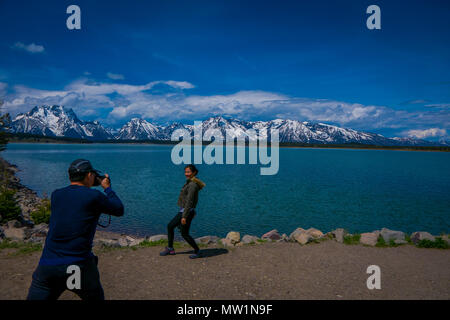 YELLOWSTONE, Montana, USA Maggio 24, 2018: veduta esterna della donna non identificato che posano per una foto di fronte lago Jackson nel Parco Nazionale di Grand Teton, Wyoming Yellowstone Foto Stock