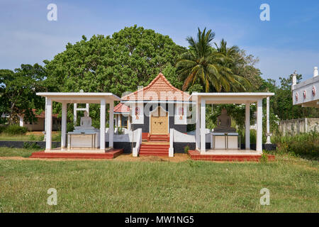 Piccolo tempio Buddista sulla strada di Dambulla, Sri Lanka Foto Stock