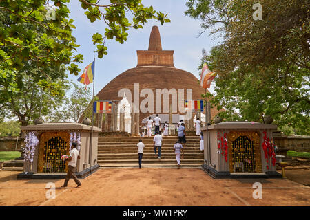 Rankoth Vehera stupa nell'antica città di Polonnaruwa, Sri Lanka Foto Stock