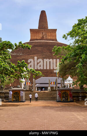 Rankoth Vehera stupa nell'antica città di Polonnaruwa, Sri Lanka Foto Stock