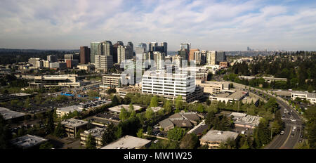 La vivace città di Bellevue Washington in mattina presto luce con picco di Seattle lontano in background Foto Stock