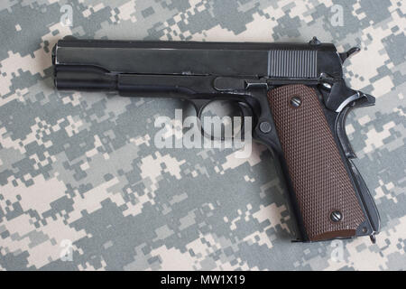 Colt M1911 pistola sul mimetismo uniforme Foto Stock