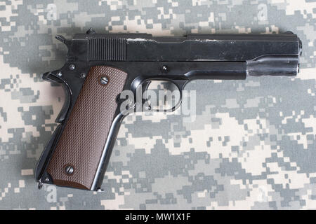 Colt M1911 pistola sul mimetismo uniforme Foto Stock