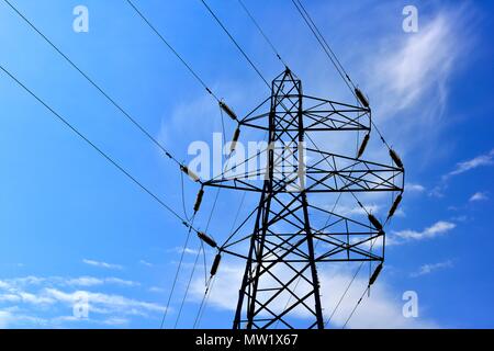 Pilone dell'tralicci contro un cielo blu uk Foto Stock