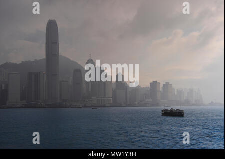 Skyline di Hong Kong che mostra i due International Finance Centre (sinistra) con un traghetto Star, Hong Kong, Cina Foto Stock