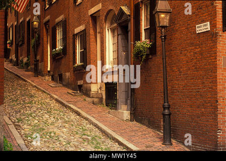 Acorn Street, un acciottolato corsia pedonale con Amercian bandiera e gas street luci, in Beacon Hill, Boston, MA, Stati Uniti d'America Foto Stock