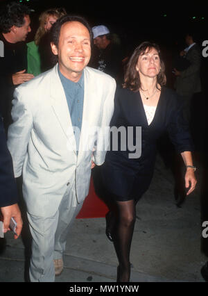 LOS ANGELES, CA - 1 luglio: (L-R) attore Billy Crystal e moglie Janice Crystal frequentare il 'Terminator 2: il giorno del Giudizio' Los Angeles prima del 1 luglio 1991 presso Cineplex Odeon Cinemas in Los Angeles, California. Foto di Barry re/Alamy Stock Photo Foto Stock