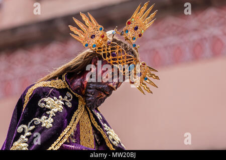 Una statua di Gesù sofferente è portato verso il basso le fasi del SAN RAFAEL cappella durante la processione del Venerdì santo chiamato Santo Encuentro - SAN MIG Foto Stock