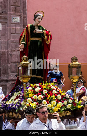 La statua del Santo viene portato verso il basso le fasi del SAN RAFAEL cappella durante la processione del Venerdì santo chiamato Santo Encuentro - SAN MIGUEL DE ALLEND Foto Stock