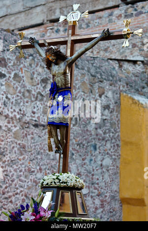 Una statua di Gesù sulla croce è portato in processione del Venerdì Santo, noto come il Santo Entierro, dall'ORATORIO Chiesa - San Miguel De Allende Foto Stock