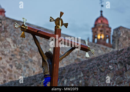 Una statua di Gesù sulla croce è portato in processione del Venerdì Santo, noto come il Santo Entierro, dall'ORATORIO Chiesa - San Miguel De Allende Foto Stock