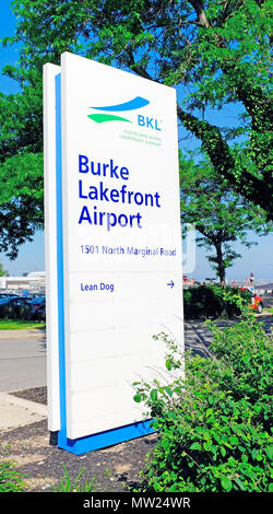 Aeroporto Burke Lakefront (BKL) cartellonistica all'entrata di Cleveland, Ohio lakefront airport. Foto Stock