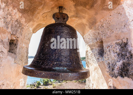 La campana di allarme al Castillo de Jagua fort, eretta nel 1742 dal re Filippo V di Spagna, vicino a Cienfuegos, Cuba. Foto Stock