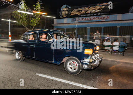 Classic 1950 taxi, localmente noto come 'almendrones' nella città di Cienfuegos, Cuba. Foto Stock
