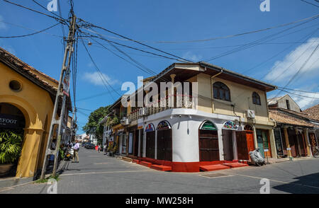 Galle, Sri Lanka - Set 9, 2015. Case antiche all antica cittadina di Galle, Sri Lanka. Galle è stato il porto principale dell'isola nel XVI secolo. Foto Stock